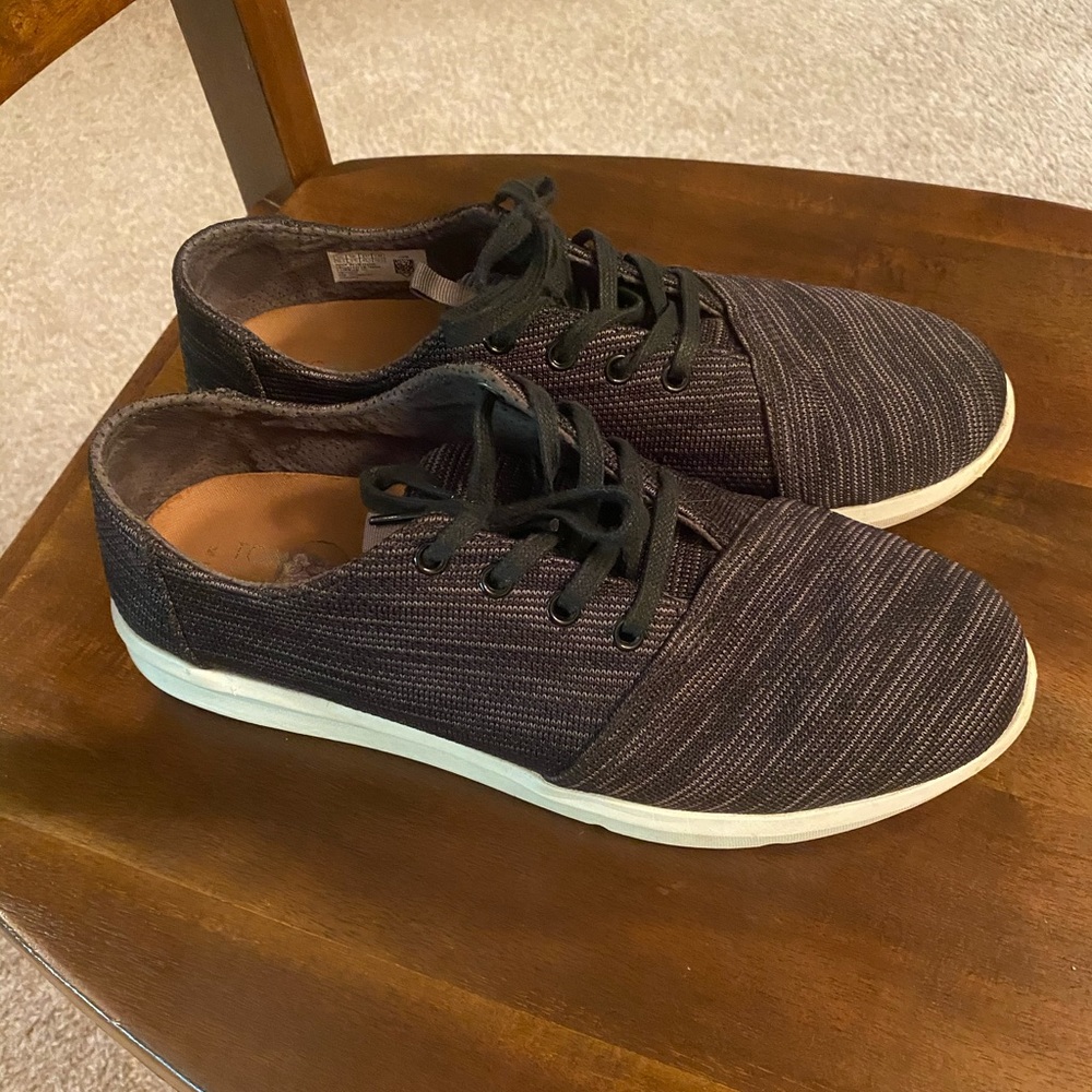 Men’s size 10.5 Toms